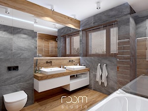 Łazienka szara z drewnem - Duża szara łazienka na poddaszu w domu jednorodzinnym z oknem, styl nowo ... - zdjęcie od ROOM STUDIO