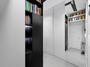 Nowoczesne mieszkanie w kamienicy - Mały biały czarny hol / przedpokój, styl minimalistyczny - zdjęcie od ROOM STUDIO
