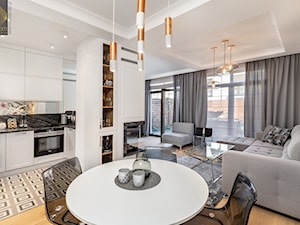 Wnętrze dla miłośników sztuki współczesnej - Średni biały salon z kuchnią z jadalnią z tarasem / balkonem, styl glamour - zdjęcie od ROOM STUDIO