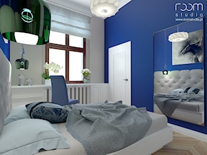 Nowoczesne mieszkanie w kamienicy - Mała niebieska szara z biurkiem sypialnia, styl nowoczesny - zdjęcie od ROOM STUDIO