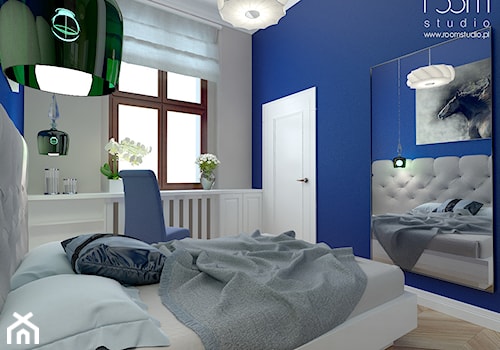 Nowoczesne mieszkanie w kamienicy - Mała niebieska szara z biurkiem sypialnia, styl nowoczesny - zdjęcie od ROOM STUDIO