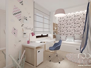 Dziewczęce pokoje - Średni biały pokój dziecka dla nastolatka dla chłopca dla dziewczynki, styl nowoczesny - zdjęcie od ROOM STUDIO