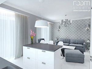 Mieszkanie z akcentami glamour - Mała biała szara jadalnia w salonie w kuchni, styl glamour - zdjęcie od ROOM STUDIO