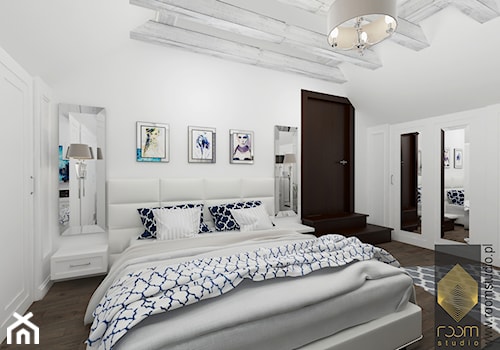 Sypialnia w stylu Hampton - Duża biała sypialnia na poddaszu, styl glamour - zdjęcie od ROOM STUDIO