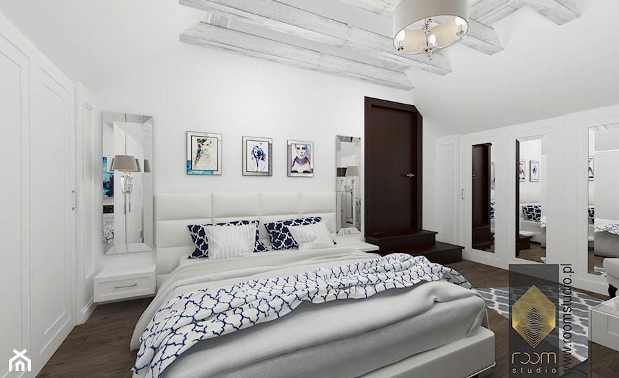 Sypialnia w stylu Hampton - Duża biała sypialnia na poddaszu, styl glamour - zdjęcie od ROOM STUDIO