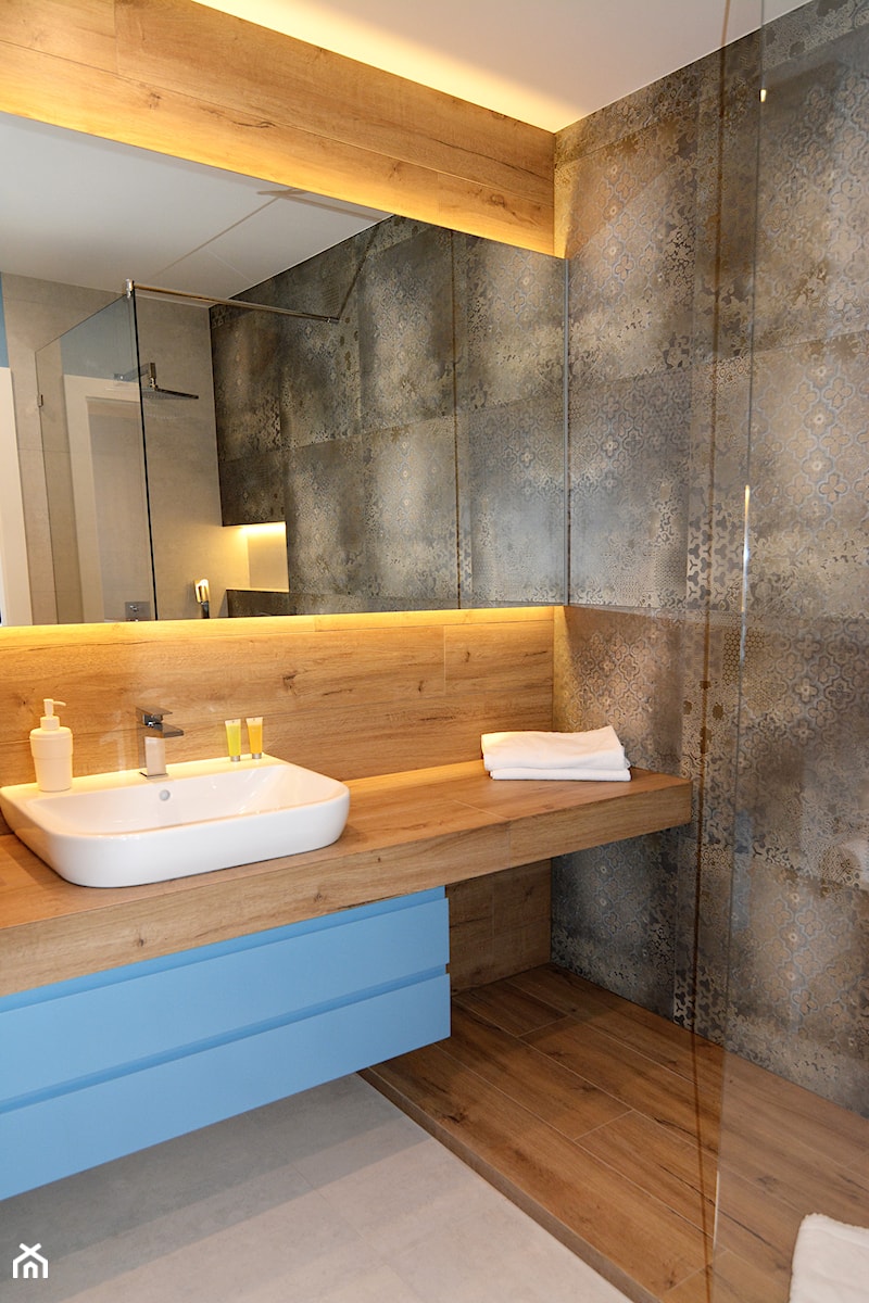 OVO WROCŁAW - Apartament Niebieski - Średnia bez okna z lustrem łazienka, styl nowoczesny - zdjęcie od ROOM STUDIO