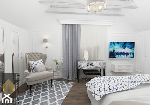 Sypialnia w stylu Hampton - Średnia duża biała sypialnia na poddaszu, styl glamour - zdjęcie od ROOM STUDIO