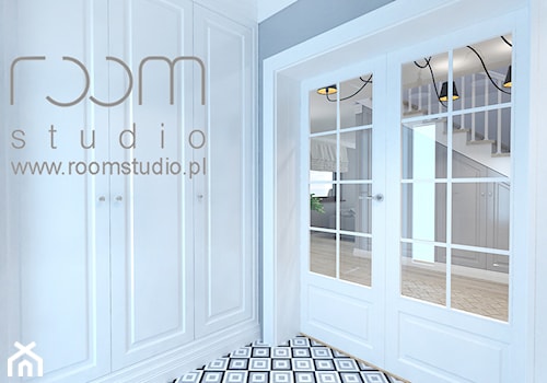 Dom jednorodzinny na Psim Polu, Wrocław - Mały biały szary hol / przedpokój, styl glamour - zdjęcie od ROOM STUDIO