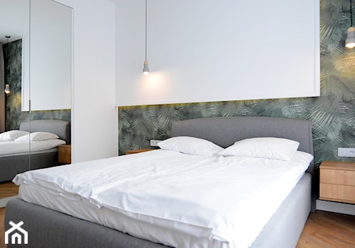 OVO WROCŁAW - Apartament Zielony - Mała biała szara sypialnia, styl nowoczesny - zdjęcie od ROOM STUDIO