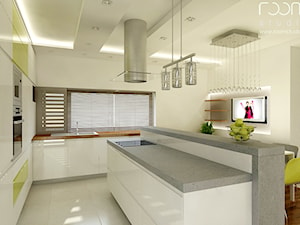 Dom parterowy - Duża otwarta z salonem z zabudowaną lodówką z nablatowym zlewozmywakiem kuchnia w kształcie litery l z wyspą lub półwyspem - zdjęcie od ROOM STUDIO