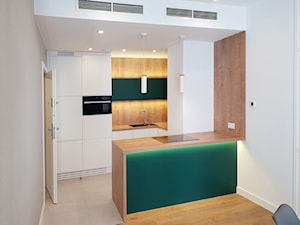 OVO WROCŁAW - Apartament Zielony - Mała z salonem biała z zabudowaną lodówką z podblatowym zlewozmywakiem kuchnia w kształcie litery u z wyspą lub półwyspem, styl nowoczesny - zdjęcie od ROOM STUDIO