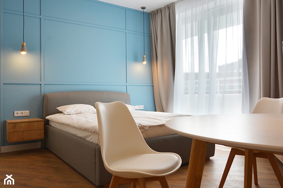 OVO WROCŁAW - Apartament Niebieski - Średnia niebieska sypialnia, styl nowoczesny - zdjęcie od ROOM STUDIO