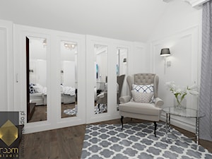 Sypialnia w stylu Hampton - Duża biała sypialnia, styl glamour - zdjęcie od ROOM STUDIO
