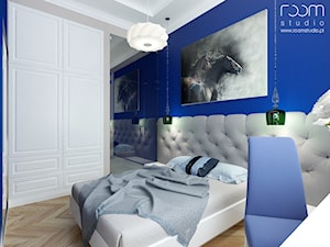 Nowoczesne mieszkanie w kamienicy - Mała niebieska sypialnia z łazienką - zdjęcie od ROOM STUDIO
