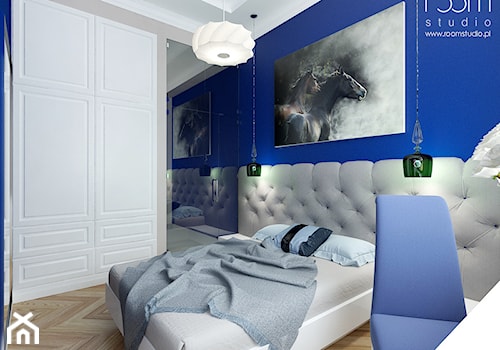 Nowoczesne mieszkanie w kamienicy - Mała niebieska sypialnia z łazienką - zdjęcie od ROOM STUDIO