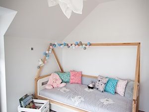 Pokój Julki - Mały biały pokój dziecka dla dziecka dla nastolatka dla dziewczynki, styl skandynawski - zdjęcie od Pracownia Ani M.