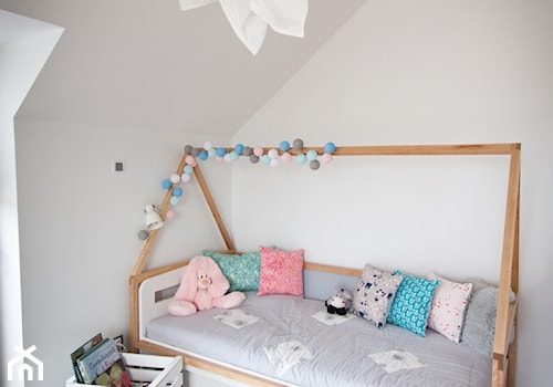 Pokój Julki - Mały biały pokój dziecka dla dziecka dla nastolatka dla dziewczynki, styl skandynawski - zdjęcie od Pracownia Ani M.