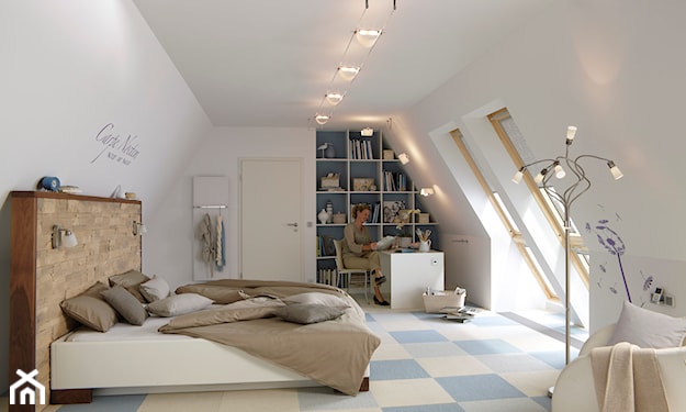 sypialnia na poddaszu, wysoki zagłówek, beżowa pościel, podłoga w kwadraty, metalowa lampa stojąca
