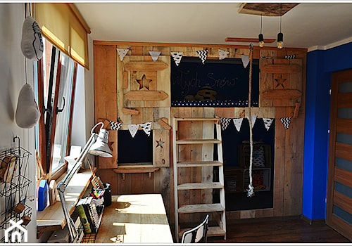 POKÓJ NASZEGO SYNKA - Średni brązowy niebieski pokój dziecka dla dziecka dla chłopca, styl skandynawski - zdjęcie od Domek Za Lasem