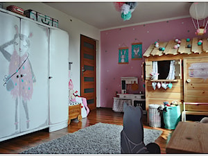POKÓJ NASZEJ CÓRKI - Średni różowy szary pokój dziecka dla dziecka dla dziewczynki, styl glamour - zdjęcie od Domek Za Lasem