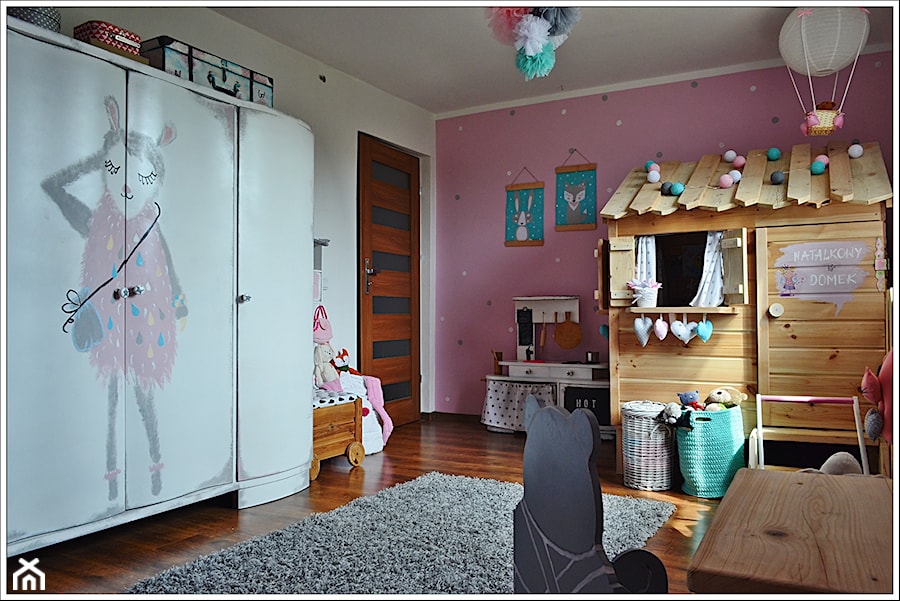 POKÓJ NASZEJ CÓRKI - Średni różowy szary pokój dziecka dla dziecka dla dziewczynki, styl glamour - zdjęcie od Domek Za Lasem