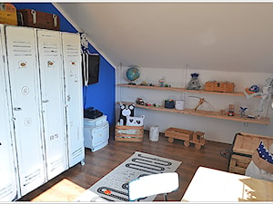 POKÓJ NASZEGO SYNKA - Średni biały niebieski pokój dziecka dla dziecka dla chłopca, styl skandynawski - zdjęcie od Domek Za Lasem