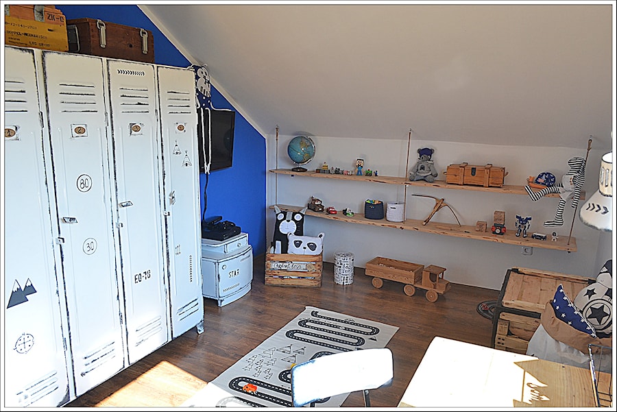 POKÓJ NASZEGO SYNKA - Średni biały niebieski pokój dziecka dla dziecka dla chłopca, styl skandynawski - zdjęcie od Domek Za Lasem