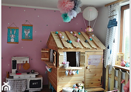 POKÓJ NASZEJ CÓRKI - Średni biały różowy pokój dziecka dla dziecka dla dziewczynki, styl glamour - zdjęcie od Domek Za Lasem