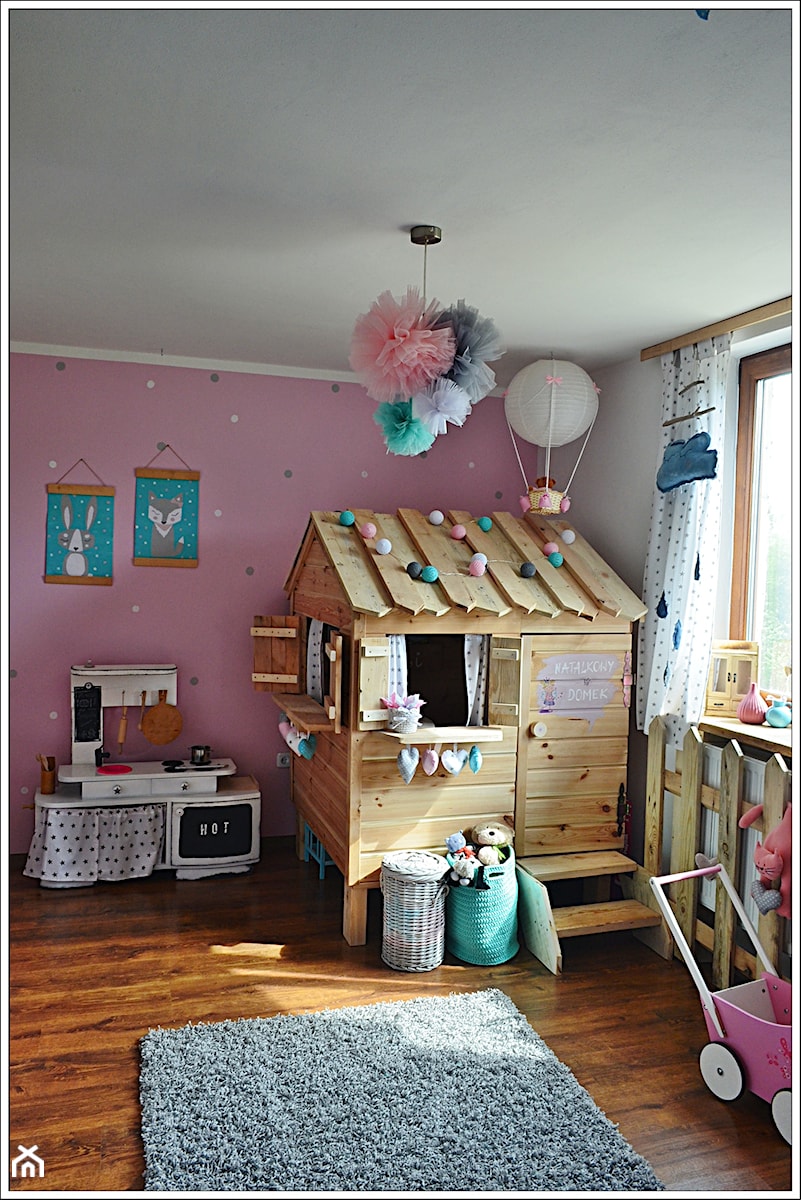 POKÓJ NASZEJ CÓRKI - Średni biały różowy pokój dziecka dla dziecka dla dziewczynki, styl glamour - zdjęcie od Domek Za Lasem