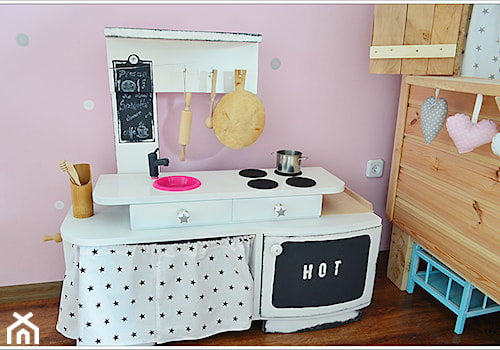 POKÓJ NASZEJ CÓRKI - Mały różowy szary pokój dziecka dla dziecka dla dziewczynki, styl glamour - zdjęcie od Domek Za Lasem