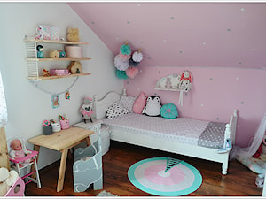 POKÓJ NASZEJ CÓRKI - Mały różowy szary pokój dziecka dla dziecka dla dziewczynki, styl glamour - zdjęcie od Domek Za Lasem