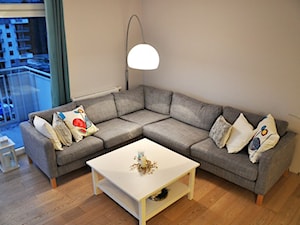 Mieszkanie w Gdyni - Biały salon z tarasem / balkonem, styl skandynawski - zdjęcie od DoMake Design