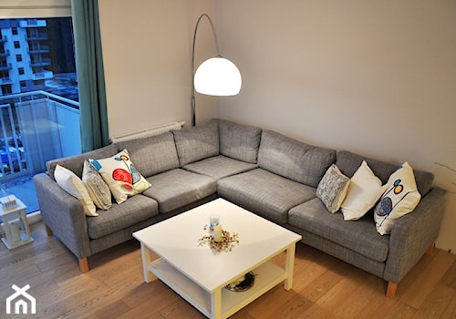 Mieszkanie w Gdyni - Biały salon z tarasem / balkonem, styl skandynawski - zdjęcie od DoMake Design