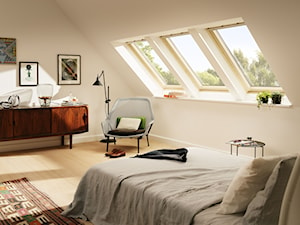 Sypialnia na poddaszu - inspiracje VELUX - Średnia biała sypialnia na poddaszu, styl vintage - zdjęcie od VELUX