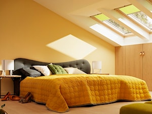 Sypialnia na poddaszu - inspiracje VELUX - Średnia żółta sypialnia na poddaszu - zdjęcie od VELUX