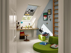 Pokój dziecięcy na poddaszu - inspiracje VELUX - Mały biały niebieski pokój dziecka dla dziecka dla ... - zdjęcie od VELUX