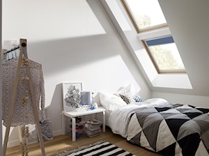 Sypialnia na poddaszu - inspiracje VELUX - Średnia biała sypialnia na poddaszu, styl skandynawski - zdjęcie od VELUX