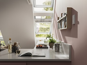 Okna dachowe w zestawach - Mała otwarta beżowa biała z zabudowaną lodówką z podblatowym zlewozmywakiem kuchnia w kształcie litery l z oknem, styl skandynawski - zdjęcie od VELUX