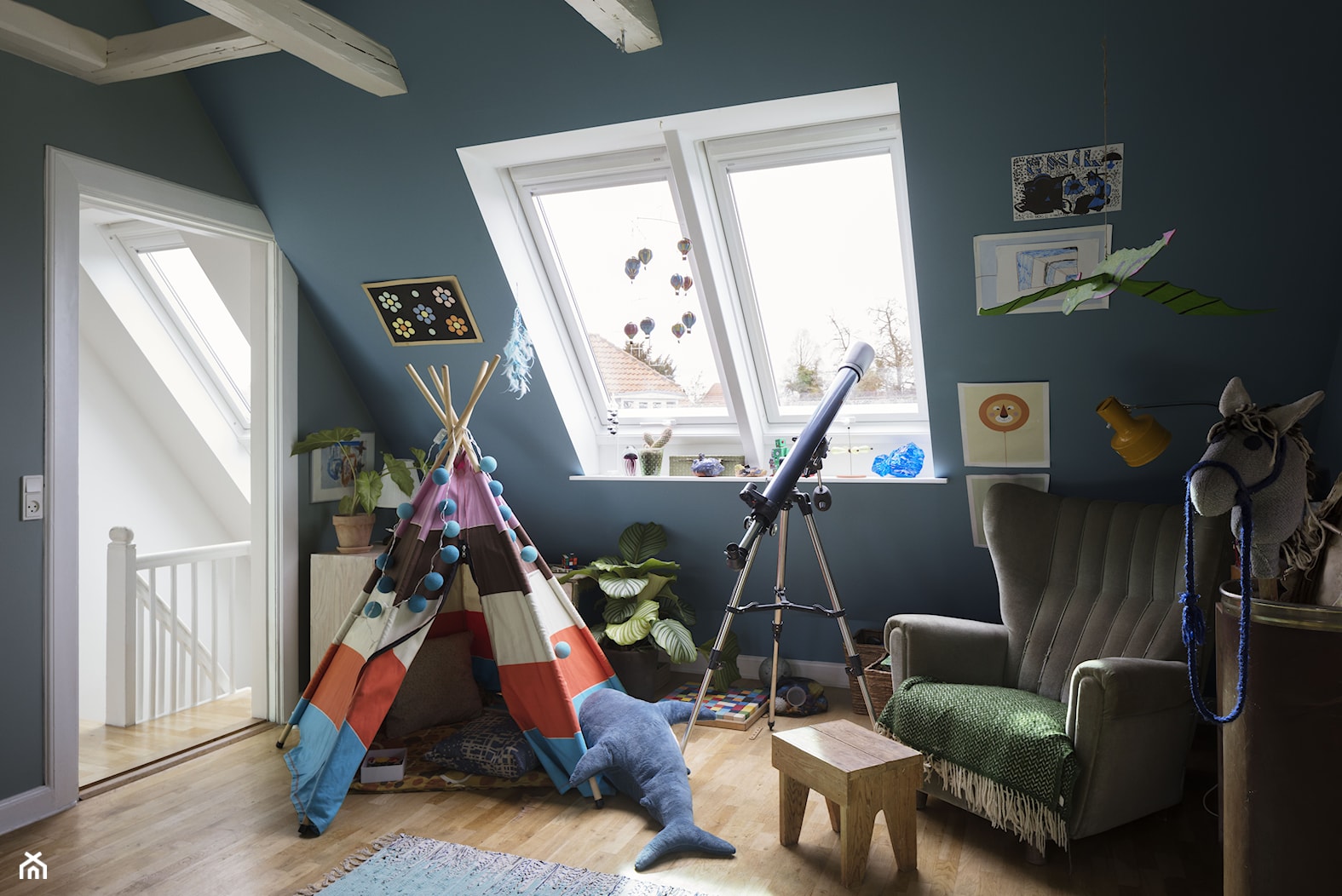 Okna dachowe w zestawach - Średni turkusowy pokój dziecka dla dziecka dla chłopca dla dziewczynki, styl nowoczesny - zdjęcie od VELUX - Homebook
