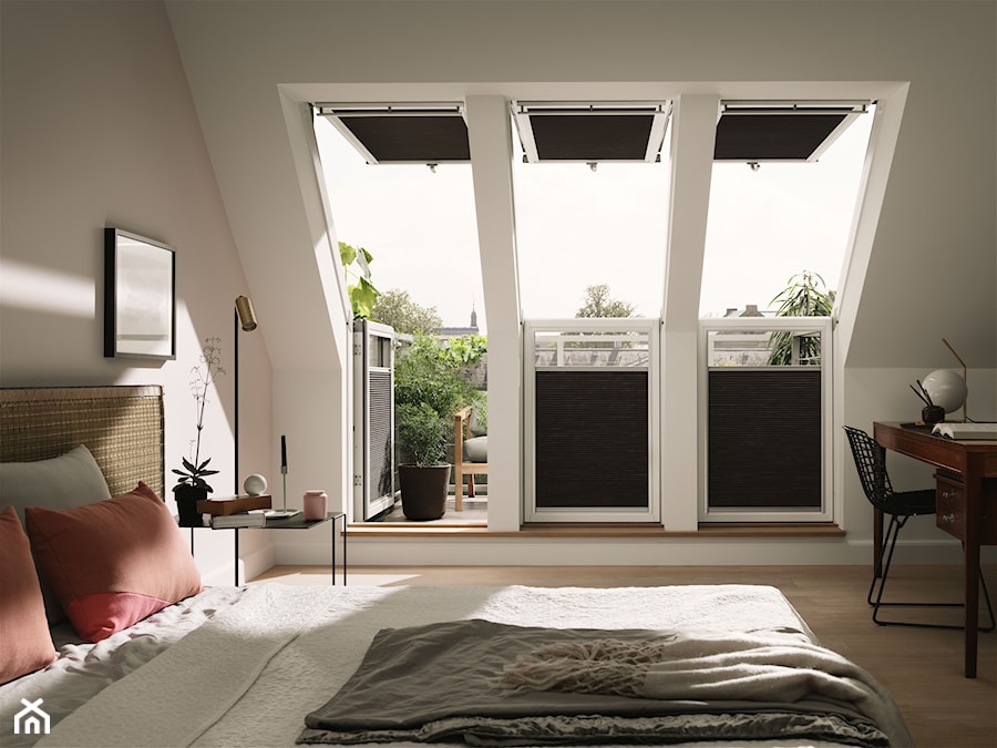 Sypialnia na poddaszu - inspiracje VELUX - Średnia beżowa biała z biurkiem sypialnia na poddaszu z balkonem / tarasem, styl vintage - zdjęcie od VELUX