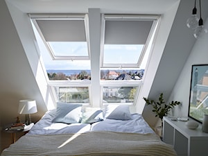 Sypialnia na poddaszu - inspiracje VELUX - Mała biała sypialnia na poddaszu, styl skandynawski - zdjęcie od VELUX