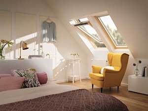 Poddasze - Inspiracje VELUX - Średnia biała sypialnia na poddaszu - zdjęcie od VELUX