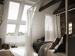 Okna dachowe w zestawach - Średnia biała sypialnia na poddaszu, styl rustykalny - zdjęcie od VELUX