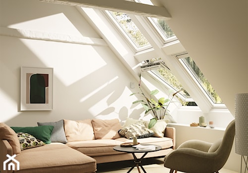 Okna dachowe w zestawach - Duży szary salon, styl skandynawski - zdjęcie od VELUX