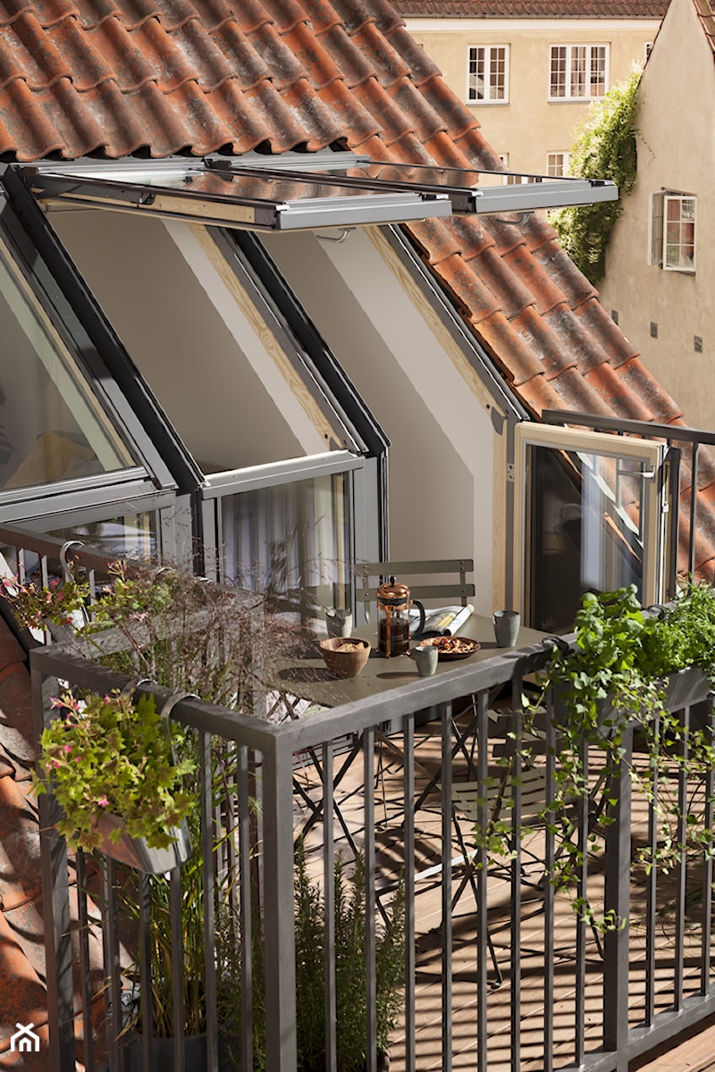 Balkon - Inspiracje VELUX - Średni z donicami na kwiaty taras z przodu domu z tyłu domu - zdjęcie od VELUX