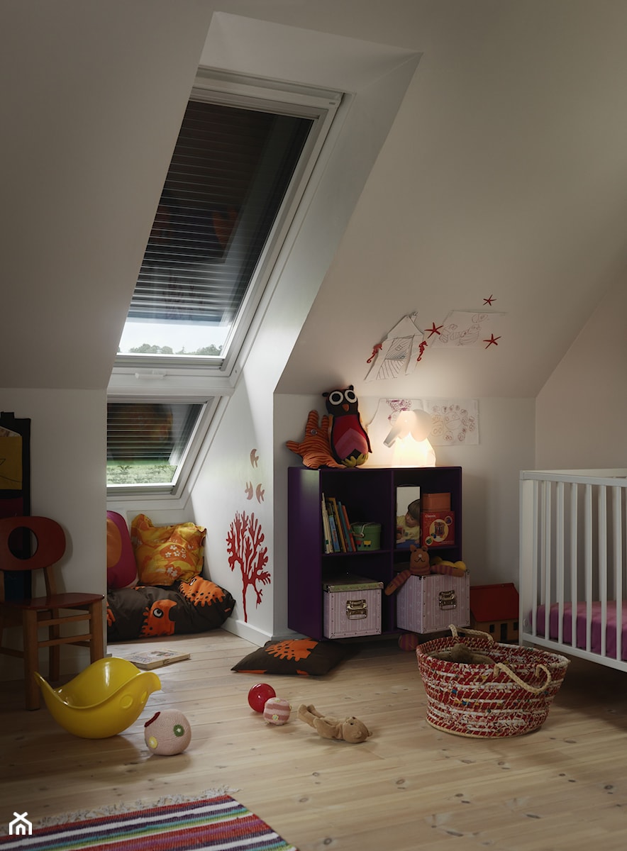 Pokój dziecięcy na poddaszu - inspiracje VELUX - Średni biały pokój dziecka dla niemowlaka dla dziewczynki, styl tradycyjny - zdjęcie od VELUX