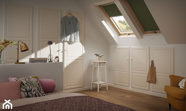 klasyczna, jasna sypialnia na poddaszu z roletami zaciemniającymi na oknach
