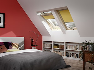Sypialnia na poddaszu - inspiracje VELUX - Duża biała czerwona sypialnia na poddaszu, styl tradycyj ... - zdjęcie od VELUX