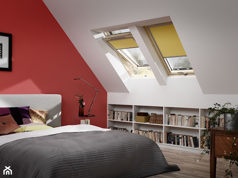 Sypialnia na poddaszu - inspiracje VELUX - Duża biała czerwona sypialnia na poddaszu, styl tradycyjny - zdjęcie od VELUX