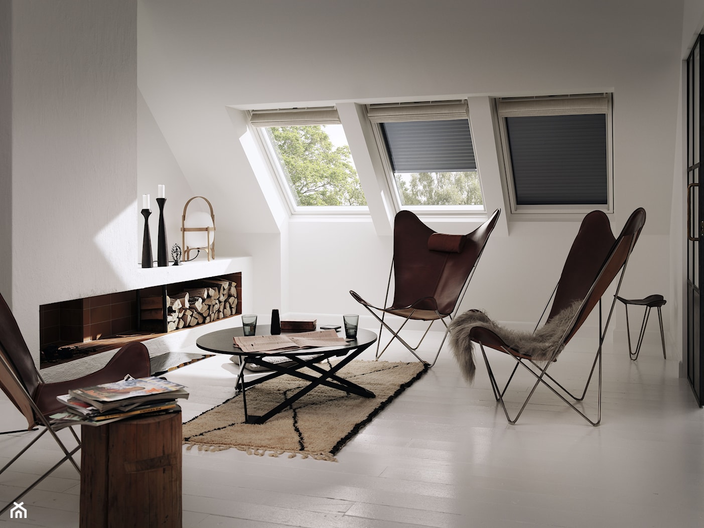 Rolety zewnętrzne - Mały biały salon, styl skandynawski - zdjęcie od VELUX - Homebook